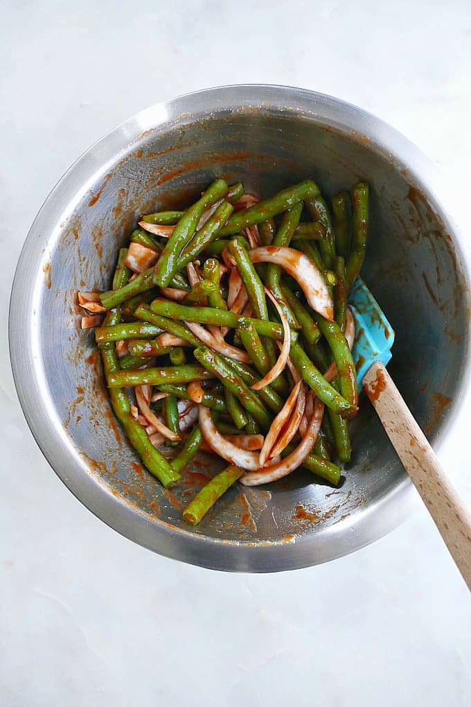 healthy bbq green beans in a bowl