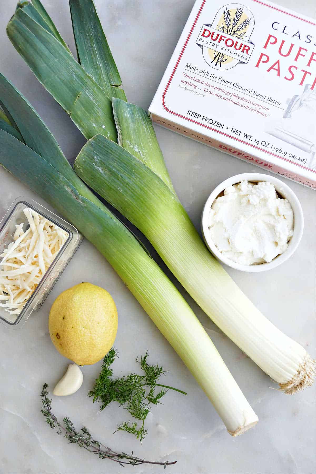 Ingredients needed to make leek puff pastry with cheese.